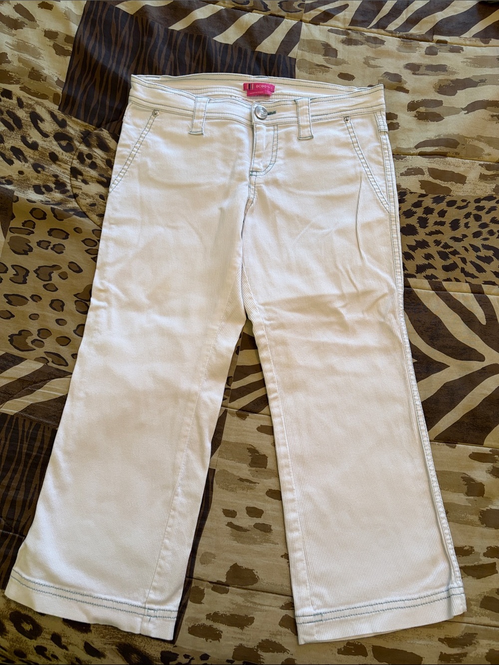 Gently worn! Women’s BCBGirls White Capri Pant | Size 0